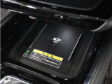 ◆ワイヤレス充電器◆ワイヤレス充電規格Qiに適合した機器を充電エリアに置くことで使用できます。