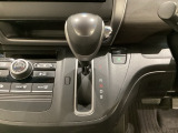 CVT車のセレクトレバーです。低速から高速まで、変速ショックのないスムーズな走りを実現するとともに、エンジン効率のよい領域を維持することで燃費にも貢献します。