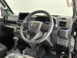 【インパネ】運転のしやすさを最優先に設計された見晴らしの良いフロントビュー。車両間隔が掴みやすく狭い道でも安心♪「安全」と「品質」を最優先に、安心してお乗りいただけるクルマを提供いたします。