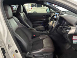 運転席の画像です。足元やシートまわりに余裕があり、リラックスした姿勢で運転が可能です。視界も良好で操作系へのアクセスもしやすく、快適で安心感のあるドライブをサポートします。