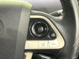 【車線逸脱警報】道路上の白(黄)線を認識し、意図せず走行中の車線からはみ出しそうになった時、メーター内の警告灯とブザーで注意喚起してくれる安心・安全機能です♪