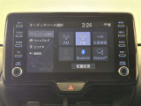 純正ナビを装備。タッチパネル式で使いやすく、お出かけもラクラクです。