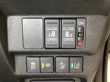 両側電動スライドドアは運転席から操作ができるよう、操作スイッチが付いています。Hondaセンシング用のVSA(ABS+TCS+横滑り抑制)解除と路外逸脱抑制機能のオンオフスイッチなどがあります。