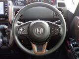 ハンドル左側にはオーディオ操作が出来るオーディオリモートコントロールスイッチ、右側にはHonda SENSINGとオートクルーズコントロールのスイッチを装備!