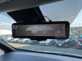 後方視界をクリアに映し出してくれるスマートルームミラー。