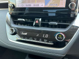 オートエアコンを装備しています。車内温度を感知して自動で温度調整をしてくれるのでいつでも快適な車内空間を創り上げます!モダンなデザインが車内のおしゃれ感をアップさせています!(^^)!