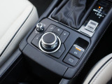 マツダコネクトを操作するコマンダーコントロールです。運転中に自然と手の触れる位置に配置されています。