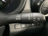 【オートライト】車のセンサーが周囲の明るさを感知し、自動でヘッドライトを点灯・消灯する機能です。この機能は夕暮れ時の交通事故が多い時間帯の安全性を高めてくれます。