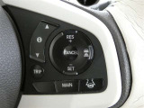 ステアリングスイッチでクルーズコントロール機能の操作ができます。長距離の高速走行時の疲労軽減や燃費に役立ちます。