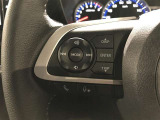 ステアリングスイッチ付きで、運転中に視線を前に向けたまま操作できます。
