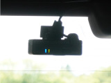 この車にはリアにもドライブレコーダーを装備しております◆映像・音声などを記録する自動車用の装置です。 もしもの事故の際の記録はもちろん、旅行の際の思い出としてドライブの映像を楽しむことができます。