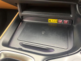 【ワイヤレス充電】車のワイヤレス充電は、スマートフォンを充電パッドに置くだけで簡単に充電できる便利な機能です。ケーブルが不要なので車内がすっきりし、運転中でも安全に使えます。