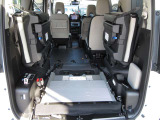 スロープ(前倒れ格納タイプ)車いすを3列目に乗車させていない時は、スロープを倒して荷物スペースとして使うことができます。