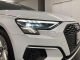 ウイング状のデイタイムランニングライトを備えるLEDヘッドライト。昼光に近い照明によって進路を照らし、昼夜ともに目視しやすく視認性を高め安全性と快適性を向上させます。
