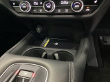 ワイヤレス充電器ついてます!スマートフォンを置くだけで充電可能。ケーブルをつなぐ煩わしさがありません。