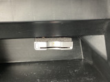 グローブBOX内のカードの取り出しもしやすい場所にETCがついています。高速道路の料金所の通過もラクラクです!。