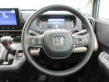 ハンドルの両側に操作ボタンが付いております。運転しながら操作ができるのでとっても便利!