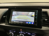 リバースギアに入れるだけで後方の表示へ切り替わります。夜間や雨の日の駐車も楽になりますよ。