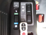 乗降アシスト装置(電動ウインチ)ベルトを電動で巻き上げて、車いすの乗り降りをサポートします。