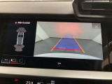 クルマを上空から眺めるような映像と合わせて車両後方の映像を確認できるので夜間駐車も、より安全に駐車する事が可能です。