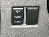【スノーモードスイッチ】雪道など滑りやすい路面で加速が緩やかになり通常時よりもスリップしにくくなります
