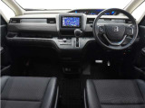 ◆視界広々で非常に運転しやすくロングドライブでも疲れを感じさせないすっきりとまとまったインパネ周りです。