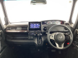 運転席は、大きな座面と包み込むような背もたれがドライバーの身体全体をしっかり支えます。上質なシート素材と座り心地のよいクッションを採用し、長時間の運転やコーナーの多い道も快適です