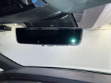 多人数乗車時やお荷物が多いときでも後方視界を確保できる、デジタルインナーミラーが装着されています。