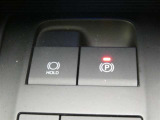 電動パーキングブレーキを搭載。スイッチ操作でパーキングブレーキを作動・解除することができるので操作の力が不要です。