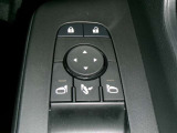 電動格納式ミラーなので、対向車などとのすれ違い時にも便利です。