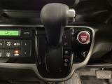CVT車のセレクトレバーです。低速から高速まで、変速ショックのないスムーズな走りを実現するとともに、エンジン効率のよい領域を維持することで燃費にも貢献します。