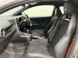 高いホールド性で運転姿勢が安定します。長距離ドライブでも疲れにくいのが魅力です。快適なドライビングライフをお送りください♪