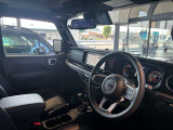 ステアリングを握ればJeepワールドが目の前に広がります。