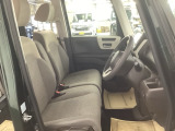 【ベンチシート】運転席と助手席の移動もスムーズ!狭い駐車場での乗り降りや、お子様の乗り降りにも便利です。座席の間にコンソールボックスやドリンクホルダーがないため、車内空間が広く感じます。