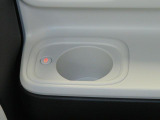 ホッとカップホルダーが運転席・助手席にあります。ホットドリンクをちょうど良い温度でキープしてくれる保温機能付で嬉しいです。