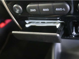 スライド式の灰皿を備えています。禁煙車も増えていますのでちょっとした収納にもお使い頂けます♪