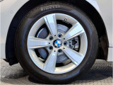 【BMWアロイホイル】軽量かつ強度に拘ったアロイホイル。走行性能ポテンシャルを引き出す設計。車の足元を引き締めてくれる大きなポイントはアロイホイルです。