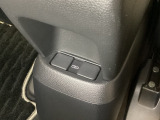アームレストの後ろ側には、リア席用の充電可能なUSB端子が2個ついています。移動中に充電もできるので便利です。