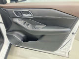 【運転席ドア】ボトルホルダーや収納ポケットが付いているので運転席周りもスッキリ保てます★
