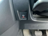 電動パーキングブレーキは、従来の足踏み式に比べ、しっかりと車をホールドしてくれるので安心です。女性の方には特に安心いただける装備です