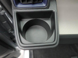 カップホルダーは運転席や助手席からちょうど手の届く位置です!!