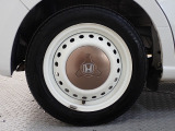 ホイールは車のデザインにマッチした専用タイプです。