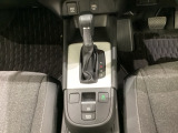「e:HEV」はモーター走行を中心にしながら電気エネルギーやエンジン動力を最も効率よく使い分けることができる賢いハイブリッドシステムです。サイドブレーキはスイッチ操作の電子制御パーキングブレーキです。
