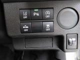 ハンドル右下には、各種装備のスイッチが並びます。衝突被害軽減ブレーキや車線逸脱警報、パーキングセンサー等、各種装備で安全と走りをサポートいたします。