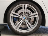 【BMWアロイホイル】軽量かつ強度に拘ったアロイホイル。走行性能ポテンシャルを引き出す設計。車の足元を引き締めてくれる大きなポイントはアロイホイルです。