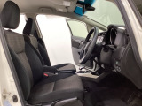 広い足元にゆったり座れるシートには肘掛けも装備しており長距離の運転でも疲れにくくなってます。女性でも運転がしやすいように、シートの高さ調整機能(シートリフター)がついています。