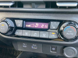 オートエアコンです!ボタンでの簡単な操作で室内を快適な温度にしてくれますので、夏場や冬場でも快適なドライブができます!