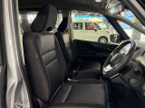 運転席の画像です。足元やシートまわりに余裕があり、リラックスした姿勢で運転が可能です。視界も良好で操作系へのアクセスもしやすく、快適で安心感のあるドライブをサポートします。