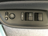 ドアミラーのスイッチは運転席ドアにあります。