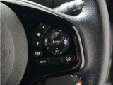 ◆アダプティブクルーズコントロール◆予め設定した車速内でクルマが自動的に加減速。前走車との適切な車間距離を維持しながら追従走行します。【LKAS】車線維持支援システムでステアリング操作を支援。
